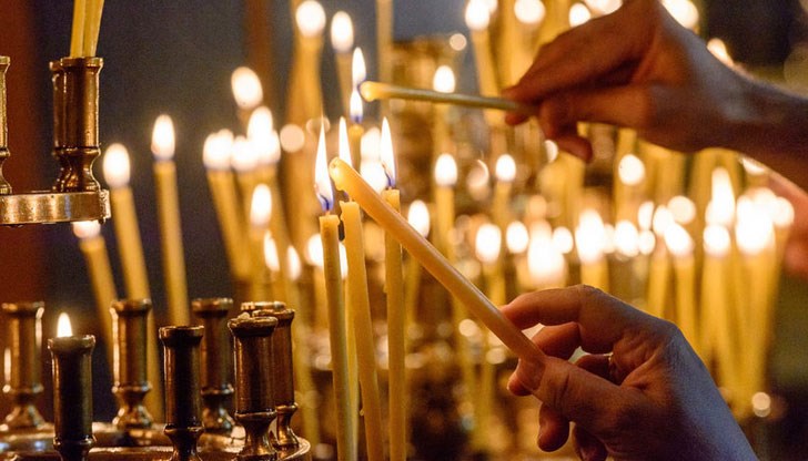 Духовенството очаква повече миряни в храмовете, а полицията и пожарната засилват мерките за сигурност Духовенството очаква повече миряни в храмовете, а полицията и пожарната засилват мерките за сигурност