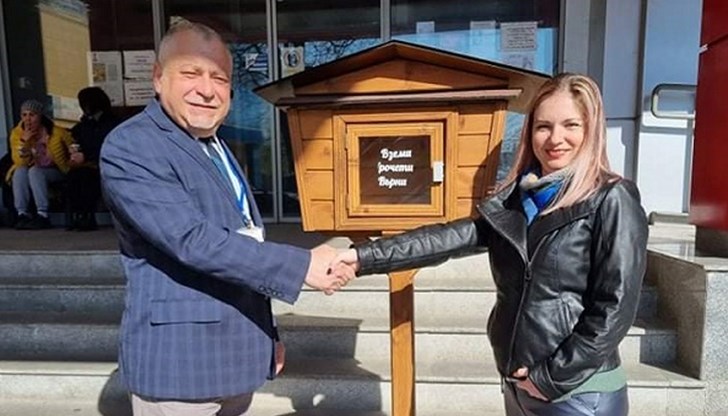 Идеята е в тази къщичка старите и прочетени книги да намират своя нов дом и своя нов притежател сред пациентите Идеята е в тази къщичка старите и прочетени книги да намират своя нов дом и своя нов притежател сред пациентите