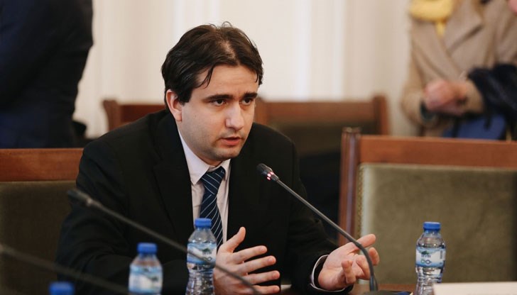 Държавата търси начин да се бори с "фабриките за тролове", само че за момента няма държавен орган, който да има правомощия в тази посока, призна министърът на електронното управление Божидар Божанов Държавата търси начин да се бори с "фабриките за тролове", само че за момента няма държавен орган, който да има правомощия в тази посока, призна министърът на електронното управление Божидар Божанов