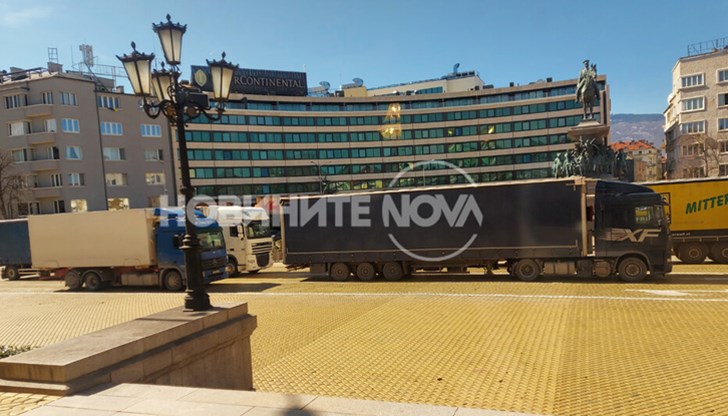 Шофьори на камиони се събраха на протест пред Парламента