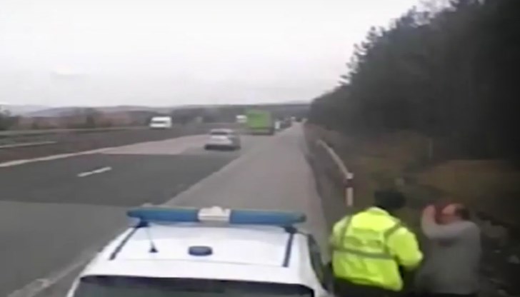 Заедно с него е отстранен от работа и колегата му, който се вижда на клипа Заедно с него е отстранен от работа и колегата му, който се вижда на клипа