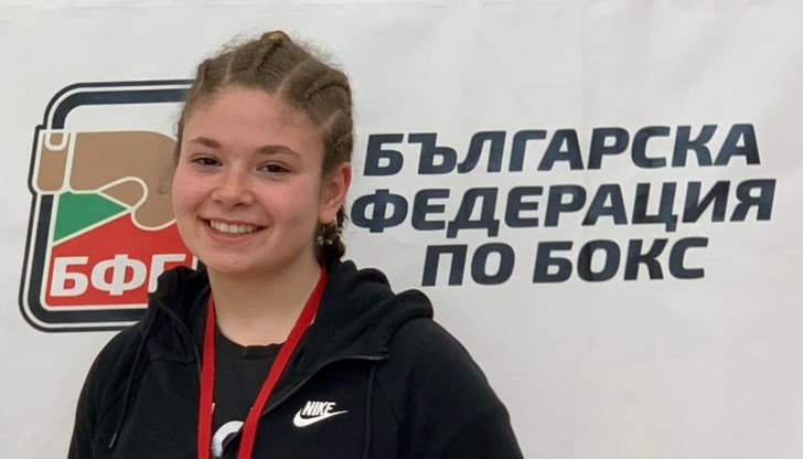 Радостина Панайотова е само на 13 години и извоюва бронз в категория до 70 кг при дебюта си на Държавното лично отборно първенство за девойки в Ботевград