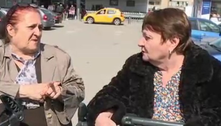 Стефка и Малина живеят врата до врата. Работили са цял живот. Едната в детска градина, другата в пекарна. Пенсиите им без ковид и празничната добавка обаче, нямат 400 лева Стефка и Малина живеят врата до врата. Работили са цял живот. Едната в детска градина, другата в пекарна. Пенсиите им без ковид и празничната добавка обаче, нямат 400 лева