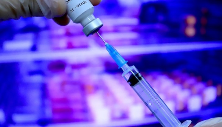 Великобритания освен това е първата държава в света, която дава „зелена светлина“ за масово използване на тази ваксина