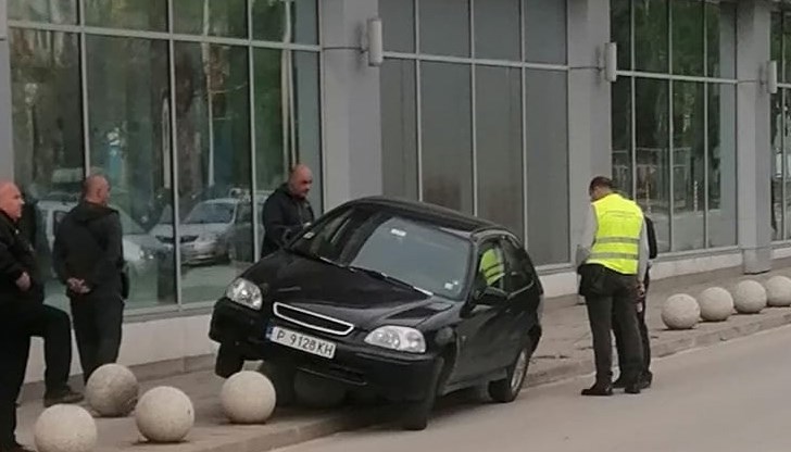 Хората се чудеха какво точно се е случило, че автомобилът да се озове точно върху ограничителите, които са достатъчно големи, че да се видят отдалеч