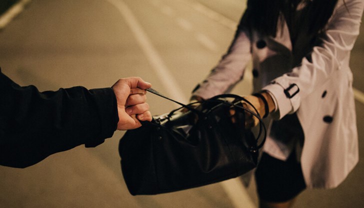 Непознат младеж я пресрещнал и я нападнал, откраднал й чантата в която имало 15 лева и мобилен телефон Непознат младеж я пресрещнал и я нападнал, откраднал й чантата в която имало 15 лева и мобилен телефон