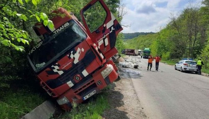 Движението е затруднено, създава се организация за обходен маршрут