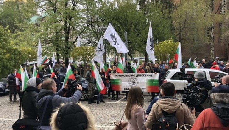 Граждани и симпатизанти на БСП и "Възраждане", се събраха на протест пред сградата на Столична община