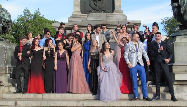 В Русе  официалните  рокли струват от  200 до  1 000 лева