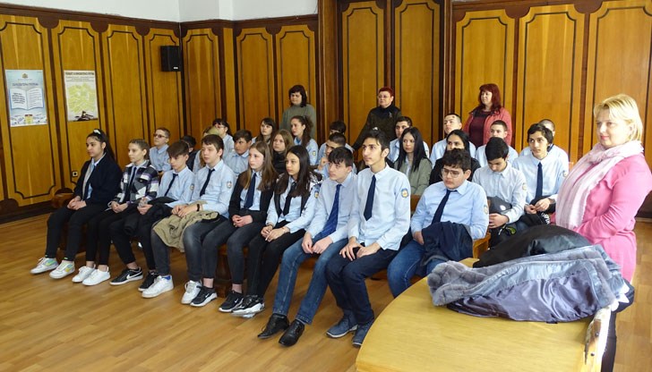 Председателят на съда госпожа Елена Балджиева и съдия Велизар Бойчев посрещнаха младежите в съдебна зала № 1