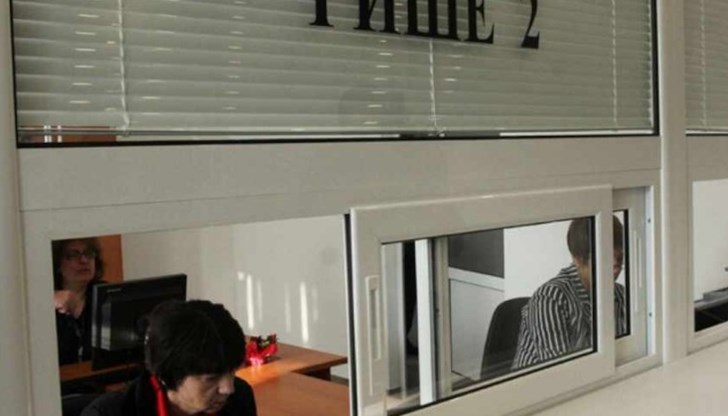 Съдът отхвърли искането на омбудсмана Диана Ковачева за установяване на противоконституционност на текста от Кодекса за социално осигуряване, според който човек получава пожизнено намалена пенсия, ако се пенсионира с 1 година предсрочно