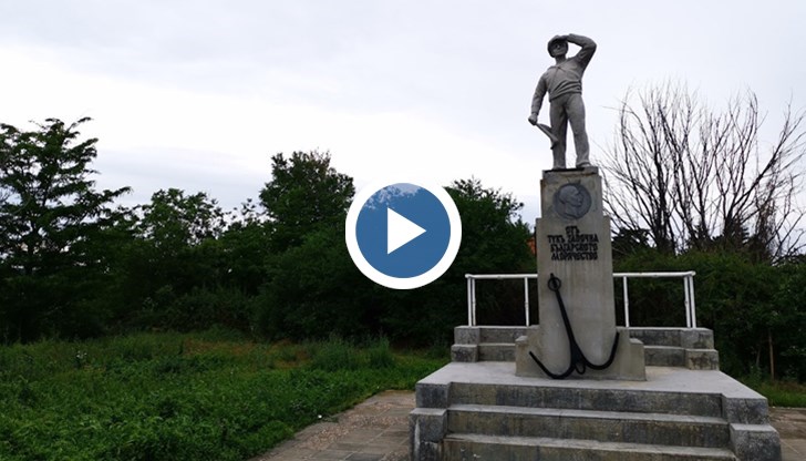 Поради хлътване в основата му паметникът се е наклонил значително в посока към реката