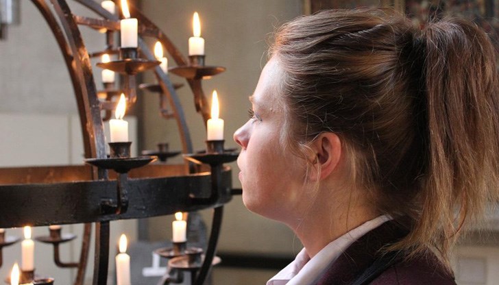 Хората раздават просфорки и червени яйца в памет на наскоро починали свои близки Хората раздават просфорки и червени яйца в памет на наскоро починали свои близки