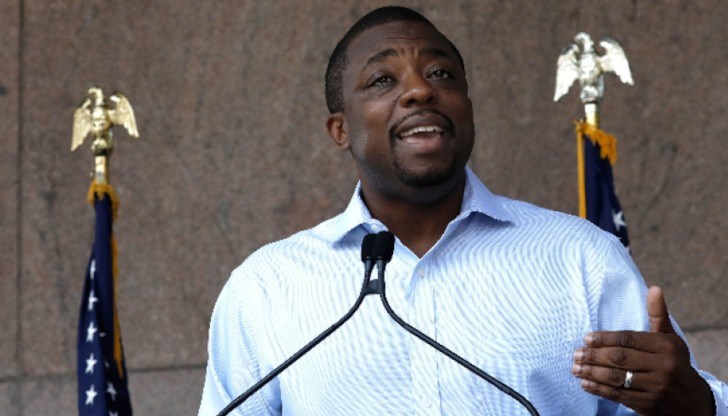 Арестът идва след съобщения, че федералните власти разследват дали съзнателно е участвал в измамна схема за финансиране на кампания и дали е помагал за разпределянето на държавни пари на сътрудниците си Арестът идва след съобщения, че федералните власти разследват дали съзнателно е участвал в измамна схема за финансиране на кампания и дали е помагал за разпределянето на държавни пари на сътрудниците си