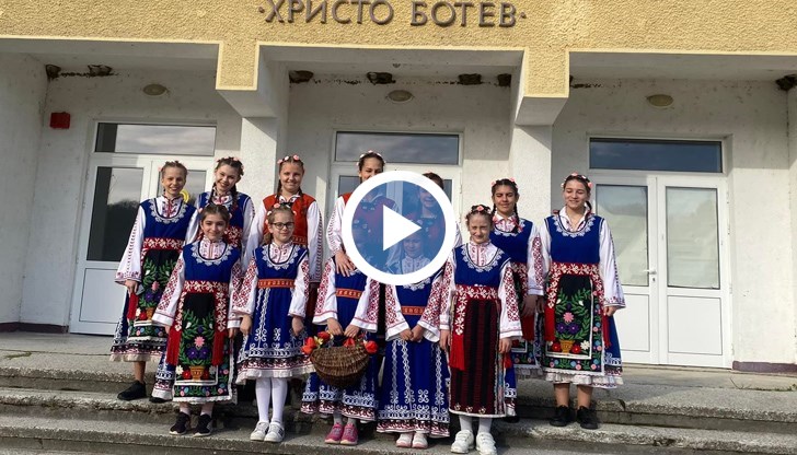 На Лазаровден рано сутринта, пременени в нови и чисти момински носии, закичени с венци и свежи китки по главите, лазарките тръгват на групи по махалата да обикалят селските домове