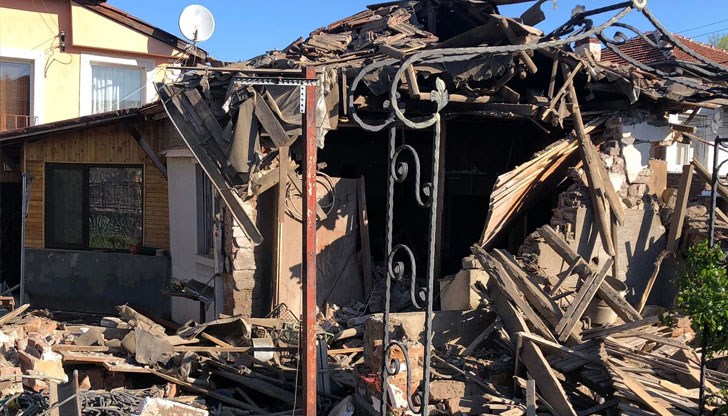 Взривът е сринал напълно банята и кухнята