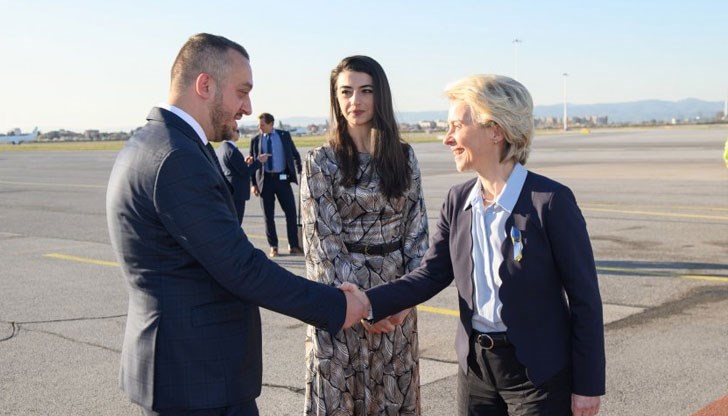 Тя беше посрещната от Цветан Кюланов и Лена Бориславова Тя беше посрещната от Цветан Кюланов и Лена Бориславова