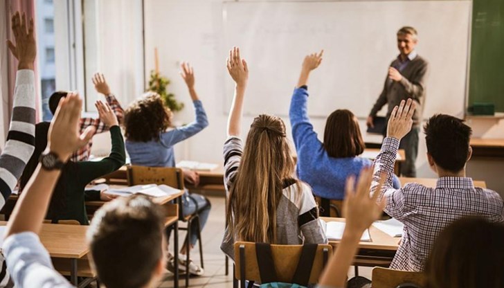 Учебната година ще завърши присъствено, ако няма нова ковид вълна Учебната година ще завърши присъствено, ако няма нова ковид вълна