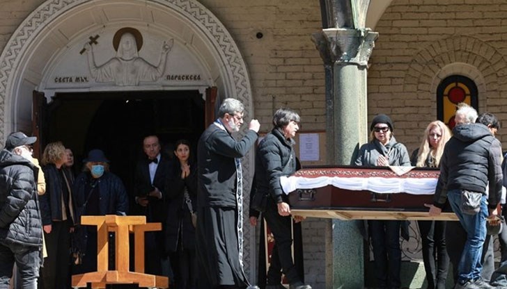 Десетки близки и приятели си взеха днес последно сбогом с Любомир Милчев в черквата "Св. Параскева"