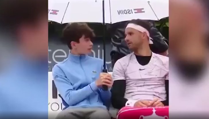 Гришо покани стоящото с чадър зад него момче да седне на пейката