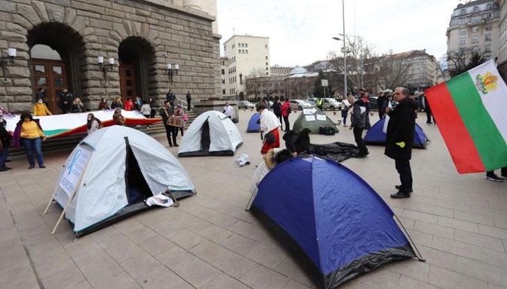 Протестиращите настояват за актуализация на заплатите в сектора Протестиращите настояват за актуализация на заплатите в сектора