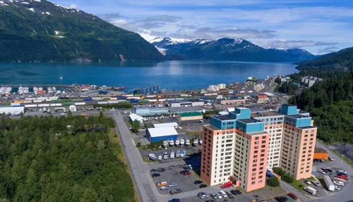 Училището, полицията, апартаментите и магазините са в една сграда