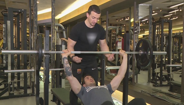 "Идват деца в залата, които още нямат изградена физическа култура, мускулатурата им още не е изградена, костната система също и много лесно могат да си направят травми. Не е шега работа", обяснява Велислав Серафимов, фитнес инструктор