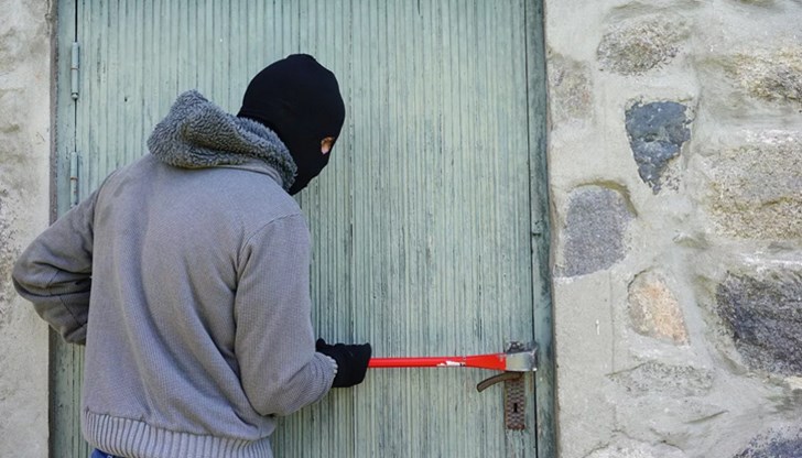 Групата откраднала пералня, бойлер, алуминиева стълба, туби с бензин и най-различни селскостопански инструменти Групата откраднала пералня, бойлер, алуминиева стълба, туби с бензин и най-различни селскостопански инструменти