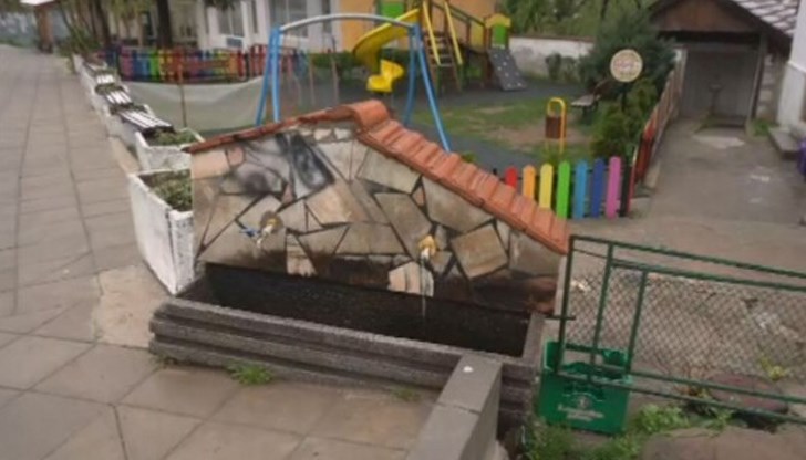 Чешмата няма водомер, но кметът на селото не знае на каква база се изчислява разхода ѝ на вода