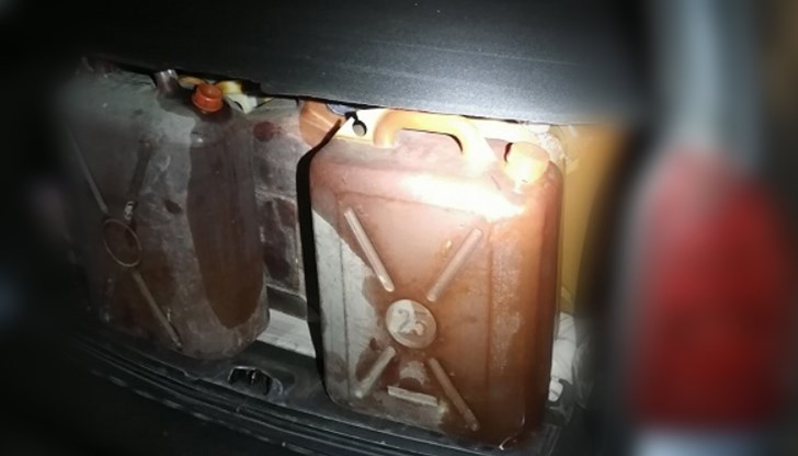 Полицаите намерили в багажника 9 пластмасови туби и маркуч