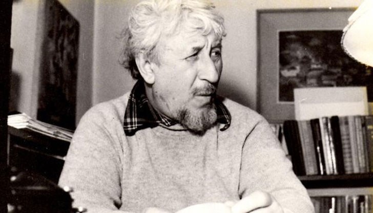 Рожденото име на писателя и сатирик е Димитър Стоянов