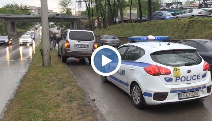 Лек автомобил „Фолксваген Пасат“ се заби в задната част на „Мерцедес“