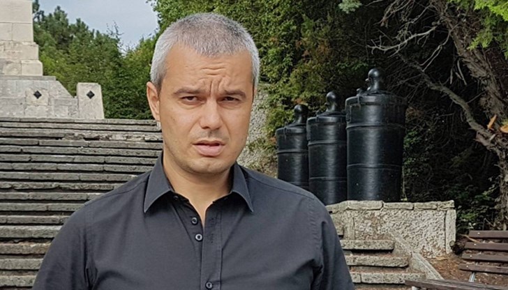 Лидерът на партия "Възраждане" критикува остро родните национални предатели в социалната мрежа