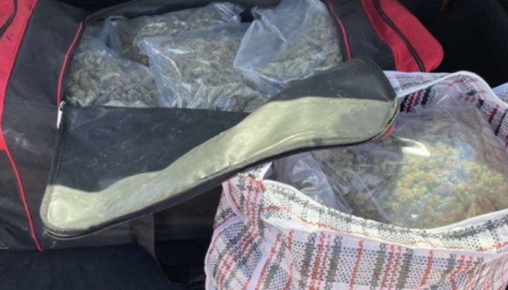 Иззети са семена за канабисови растения, мобилни телефони и пари