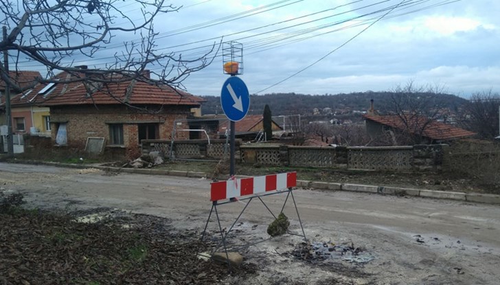 Причината за инцидента е отнемане на предимство на регулирано кръстовище с пътни знаци Причината за инцидента е отнемане на предимство на регулирано кръстовище с пътни знаци