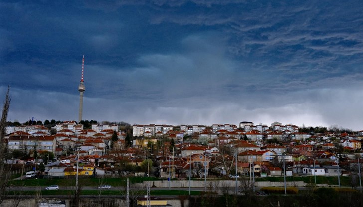 В Северна България още в началото на нощта валежите ще спрат, а на юг чак след полунощ