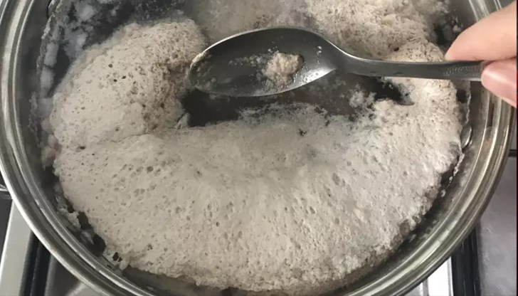 Повечето домакини изхвърлят пяната, за да остане бульонът бистър. Някои специалисти обаче препоръчват това да не се прави