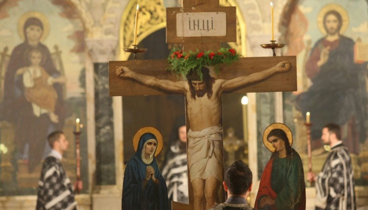 Църквата повелява тогава да не се яде, нито нещо да се пие (дори вода). А народът казва, че на Велики петък и пиле не пее и гнездо не вие Църквата повелява тогава да не се яде, нито нещо да се пие (дори вода). А народът казва, че на Велики петък и пиле не пее и гнездо не вие