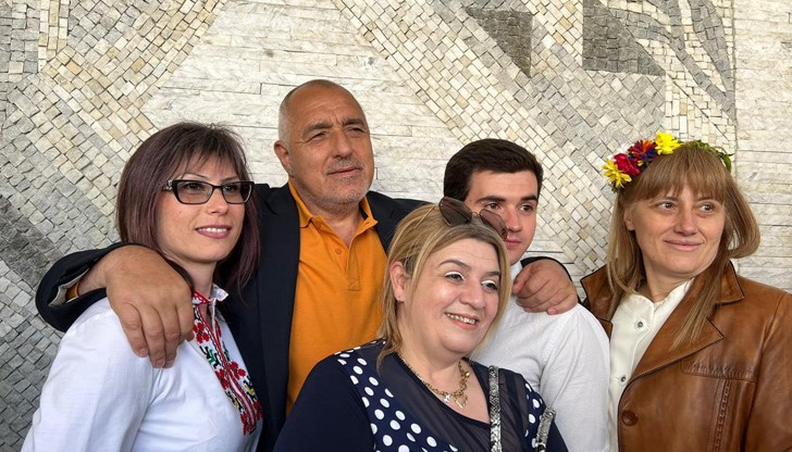 Аргументите му са снимки от днешното  посещение в Добрич. На фотосите Борисов е прегърнал де когото може, къпейки се във всенародната любов