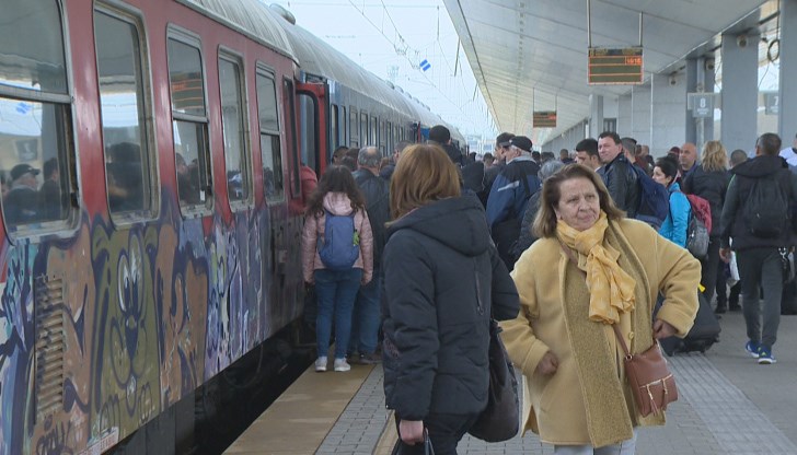 БДЖ пусна над 10 хиляди допълнителни места по основните направления