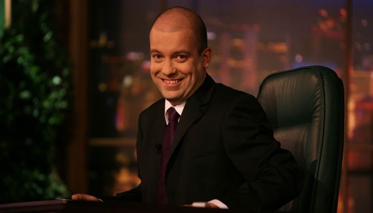 Много хора изложиха редица аргументи защо той не е подходящ да заеме тази длъжност, сценаристът отвърна с „кратката си автобиография“