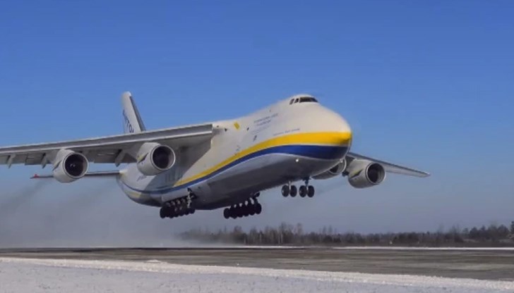 Няма официална информация какво превозва огромният самолет