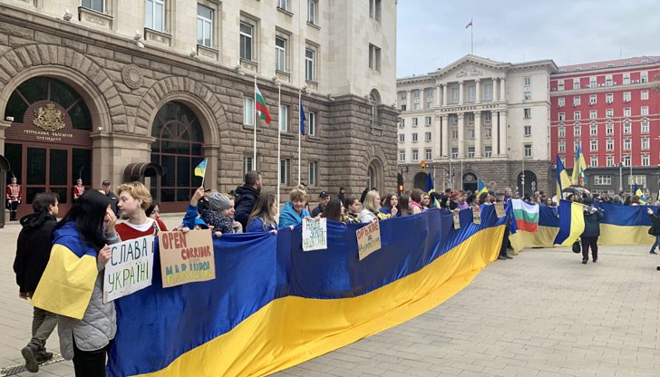 Протестиращите се събират пред президентството
