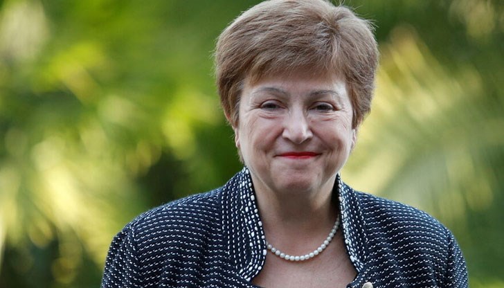 Тя е напълно ваксинирана, има поставена и бустерна доза