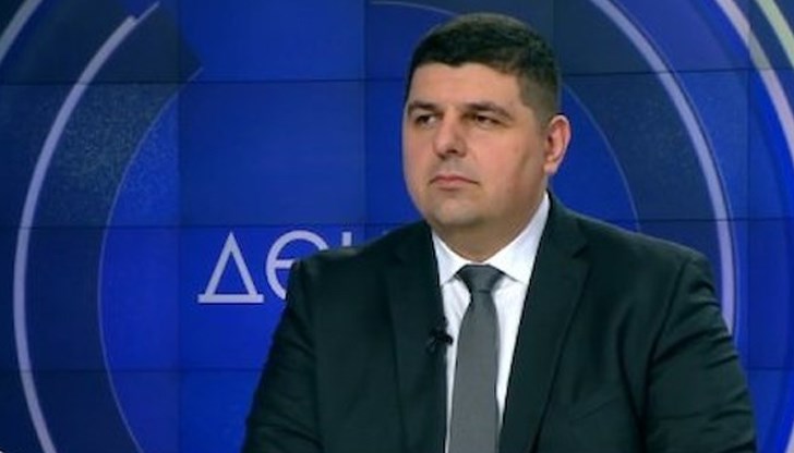 По думите му "Демократична България" не поставя ултиматуми по отношение на изпращането на въоръжаването на Украйна