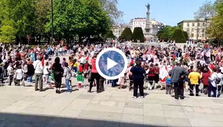 Площадът пред сградата на Общината се превърна в сцена на кръшни танци под съпровода на фолклорни ритми