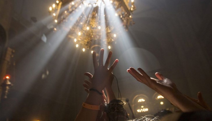 Свещеници от Русенската митрополия ще пътуват тази вечер до румънския град