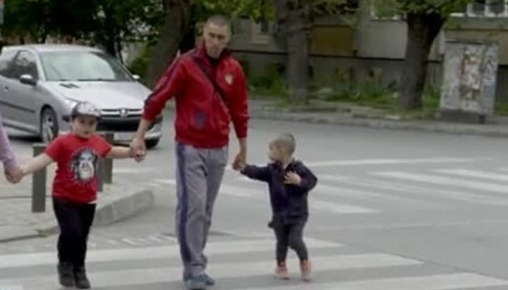 „Детето ми беше от лявата страна, щеше да поеме целия удар, трябваше може би още една - две крачки да направя“, казва Александър, който подава жалба