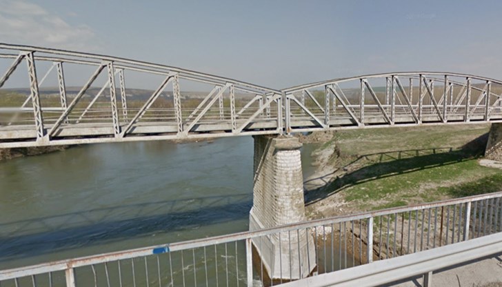 15-годишното момиче висяло от външната страна на парапета на моста, хванато за ръце