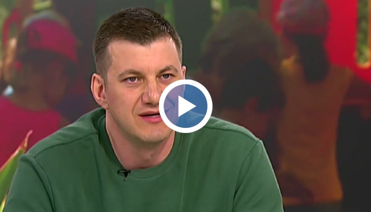 Протестиращите предлагат предаването на детето от единия родител към другия да става с помощта на полицията, а не на социалните служби